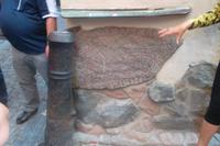 Runenstein - eingebaut in ein Haus der Altstadt