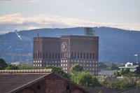 Das Rathaus von Oslo - links im Hintergrund die Schanze am Holmenkollen