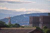 Das Rathaus von Oslo - links im Hintergrund die Schanze am Holmenkollen