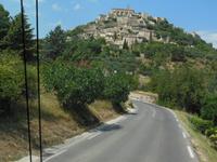 Gordes thront am Fels 