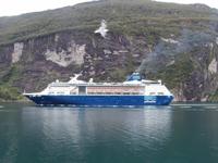 Kreuzfahrer im Geirangerfjord