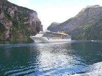 Kreuzfahrer im Geirangerfjord