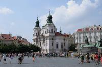 Die strahlend weiße Nikolauskirche strahlte im Sonnenschein noch kräftiger.