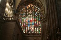 Auch er ist gesäumt von besonders hellen und auch bunten Fenstern.