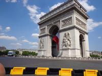 Pari, der Arc de Triomphe in Erwartung des Fahrerfeldes 