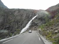 tosende Wasserfälle am Wege