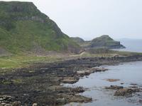  riesige Basaltsäulen prägen die Küstenlandschaft