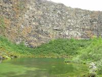 Blick auf die Felsenwand in Asbyrgi