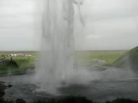 Toller Blick von hinter dem Wasserfall