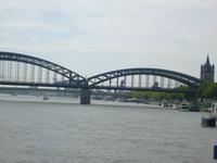 die Hohenzollernbrücke führt direkt zum Hauptbahnhof/Köln