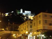 Festung über Sisteron bei Nacht