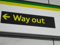 Wegweiser zum Ausgang der Station