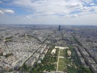 Blick vom Eiffelturm über das Marsfeld zum Tour Montparnasse