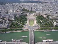 Blick vom Eiffelturm auf die Ponte Iena und zum Trocadero