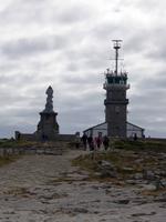 Leuchtturm und Statue Notre Dame de Naufragés an der Pointe du Raz