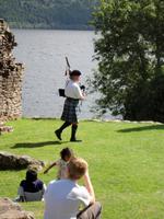 Marschierender Dudelsackspieler im Urquart Castle