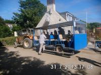 Mit dem Traktor zum Hafen