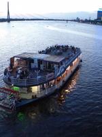 Bootsfahrt in Riga bei der Abenddämmerung