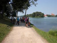 Reisegäste mit Blick auf die Burg Trakai