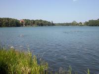 Eberhardt TRAVEL Gäste beim Schwimmen in Trakai