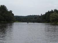 Gäste während der Kanufahrt mit Blick auf die Burg Turaida