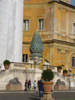 im Hof der Vatikanischen Museen