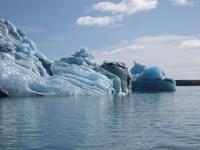 ... riesige Eisberge im See