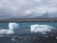 Hier fließt das Wasser des Sees Jökulsarlon in das Meer 