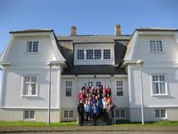 Unsere Reisegruppe vor dem Höfdi-Haus in Reykjavik