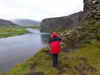 Am Wasserfall Hjalparfoss
