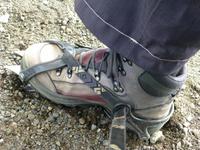 Anlegen der Steigeisen für die Gletscherwanderung