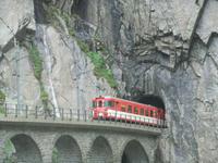 Der Zug verschwindet im Berg