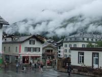 Auf dem Dorfplatz von Saas Fee