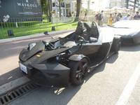 was für ein Auto vor dem Hotel Carlton!