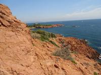 rote Felsen am Mittelmeer
