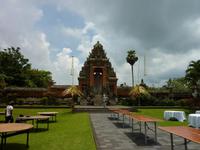 Tempel Tentang