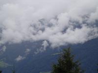 Wolken ziehen über die Berge