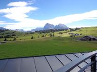 Seiseralm, Blick auf die Langkofelgruppe mit Lang-und Plattkofel