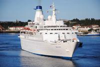 Ankommender Kreuzer im Hafen von Newcastle - kurz vor Auslaufen der Fähre