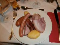 Abendessen im Restaurant Chaine d'Or Strasbourg-Sauerkraut Platte