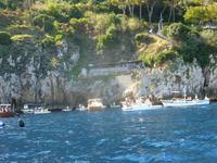 Schiffsrundfahrt Insel Capri (Eingang zur Blauen Grotte)
