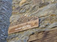 typisches Straßennamensschild in Ordino