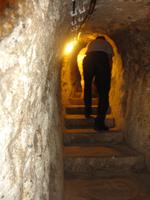 im gebückten Gang durch die Höhle