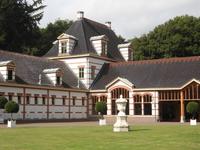 rechts das Kutschengebäude