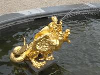 mit vergoldeten Figuren