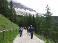 Wanderweg auf dem Adolf-Munkel-Weg entlang am Fuße der Villnösser Geisler Spitzen