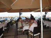 Mittagessen im Hafen von Latchi