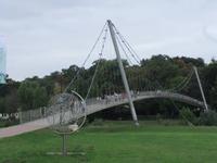 Über die Hängebrücke geht es ins Zentrum von Minden