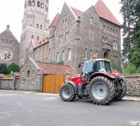 Benediktiner-Abtei Clervaux mit Traktor