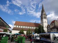 Hinter dem Wochenmarkt die St. Stephans-Kirche